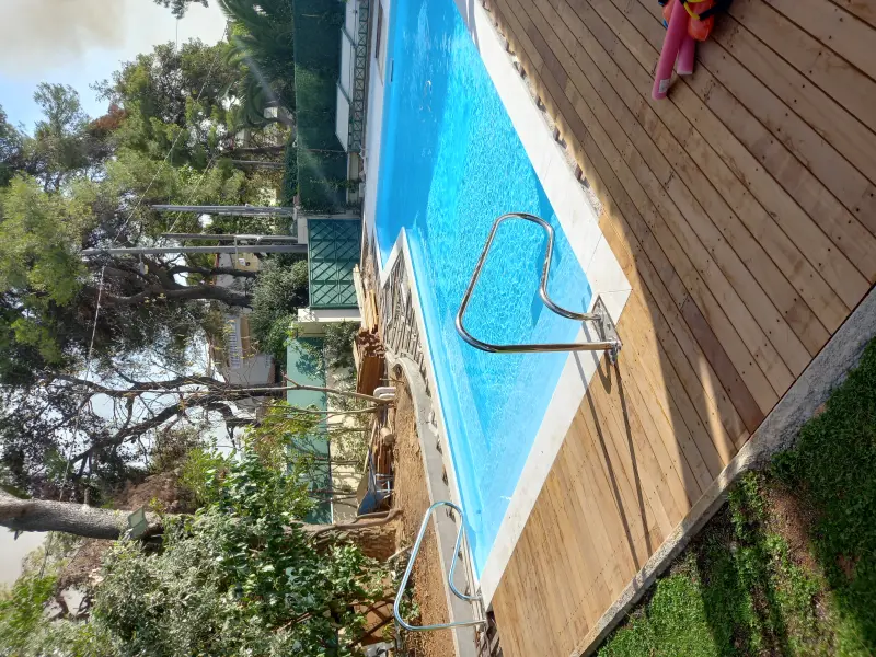 Πισίνα με ξύλινο deck