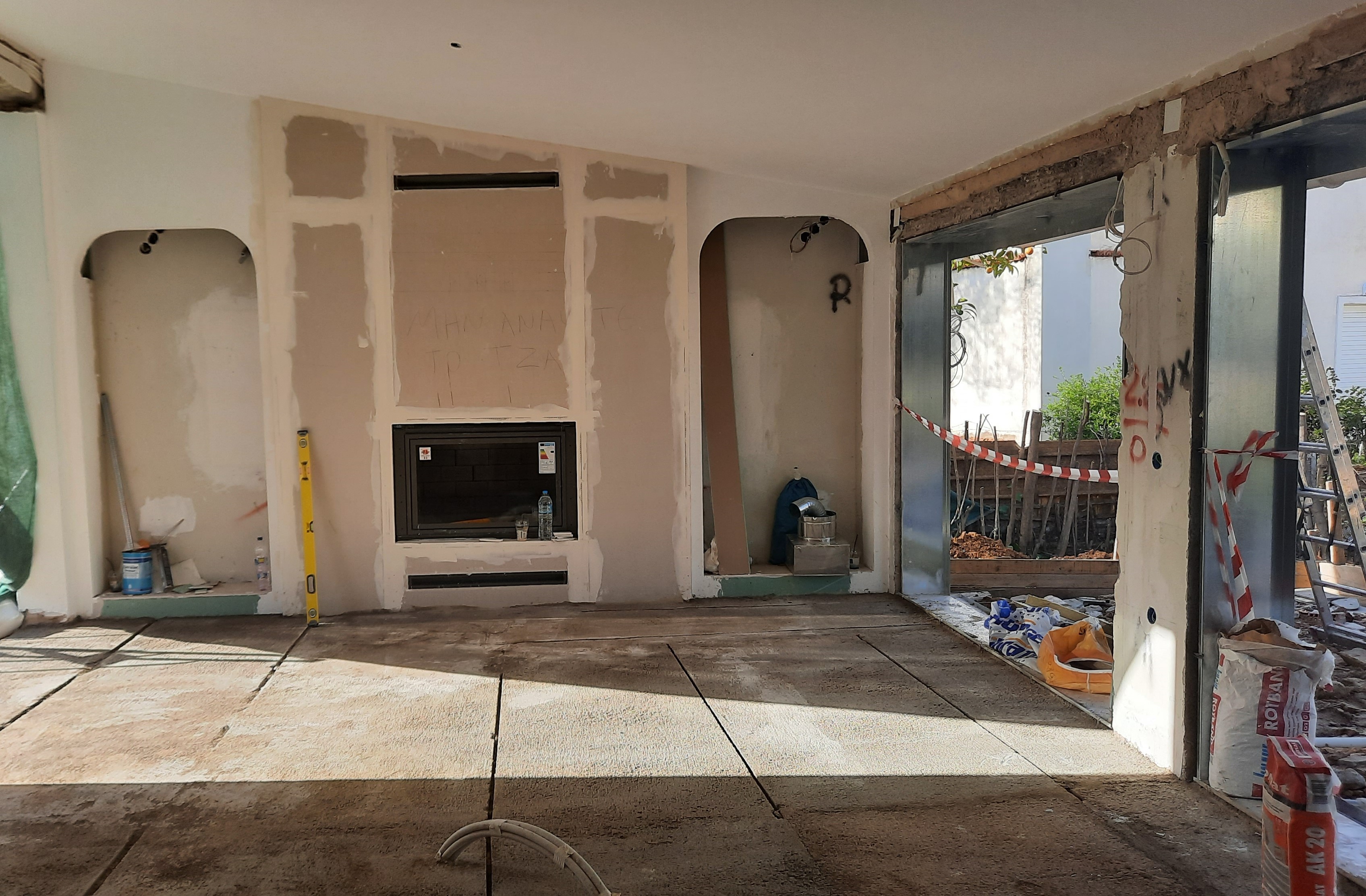 Ανακαίνιση σαλονιού σε εξέλιξη