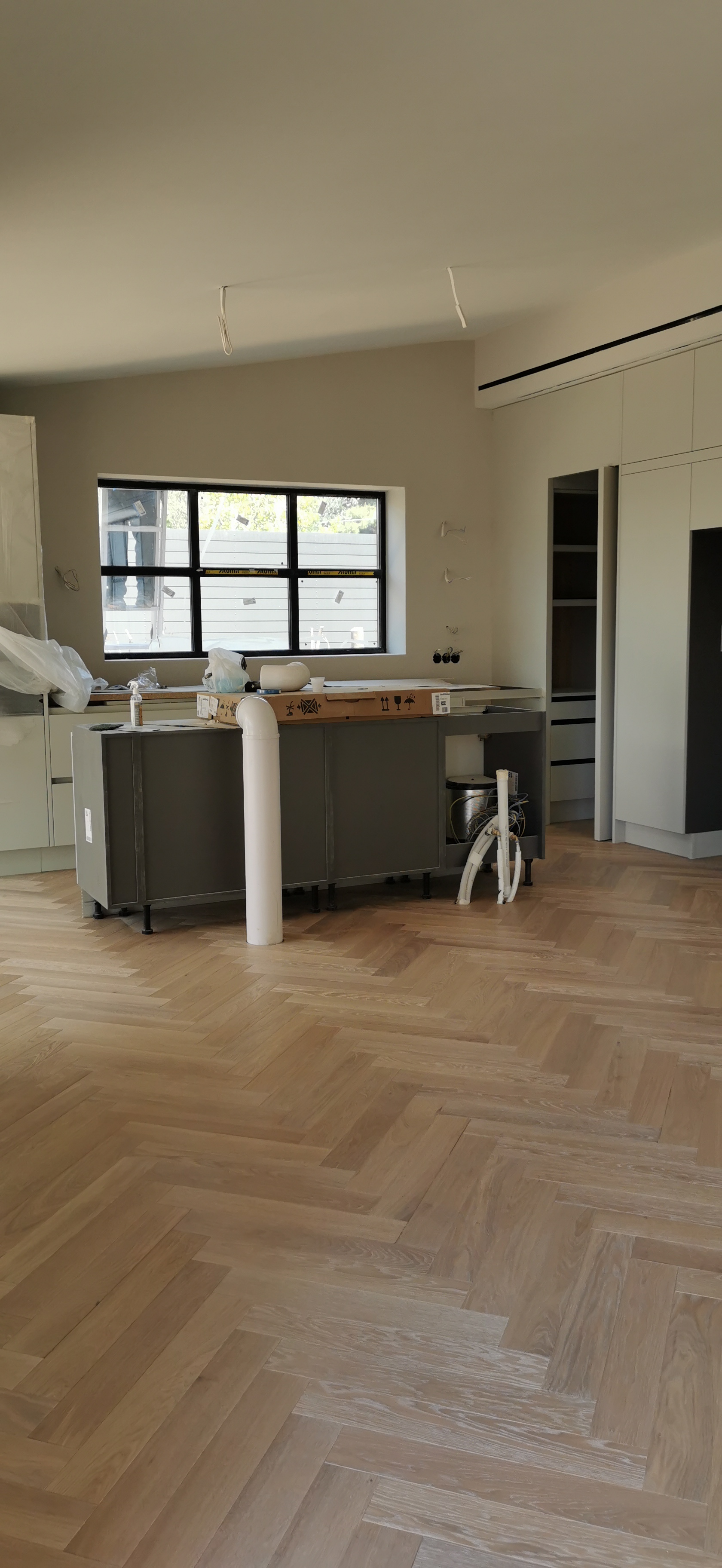 Κουζίνα με ψαροκόκαλο παρκέ